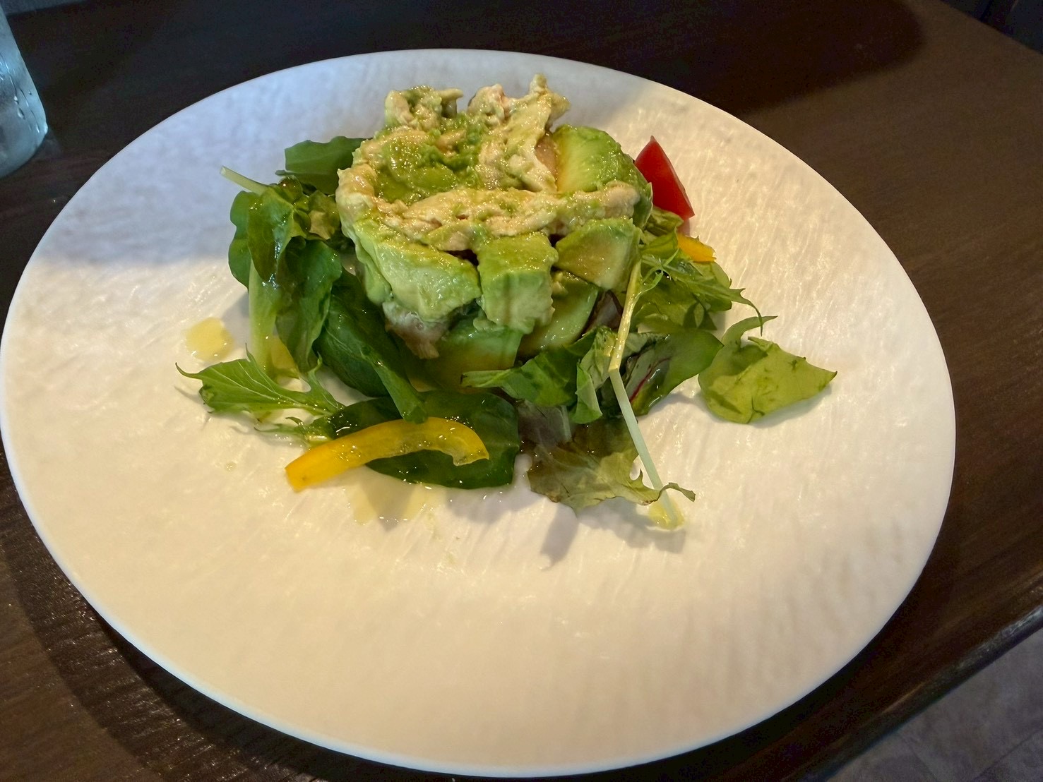 鶏ささみとアボカドのユッケ